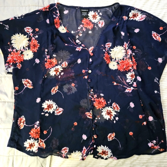 Torrid Women's Navy Floral Top. Size 00 - Picture 1 of 6